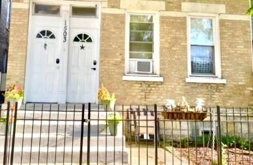 Noble Square Apartment | Last Minute Deal 125.00 Wicker Park May 8-10