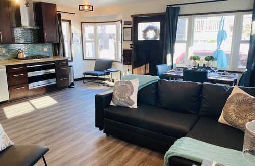 Mission Beach Cottage | Last minute discounts!Pet friendly with AC steps to beach-SUV parking