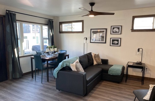 Mission Beach Cottage | Last minute discounts!Pet friendly with AC steps to beach-SUV parking