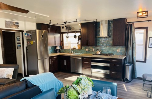 Mission Beach Cottage | Last minute discounts!Pet friendly with AC steps to beach-SUV parking