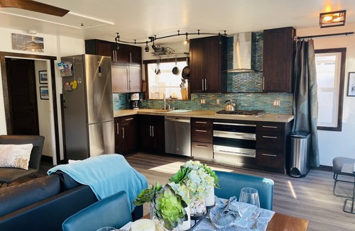 Mission Beach Cottage | Last minute discounts!Pet friendly with AC steps to beach-SUV parking