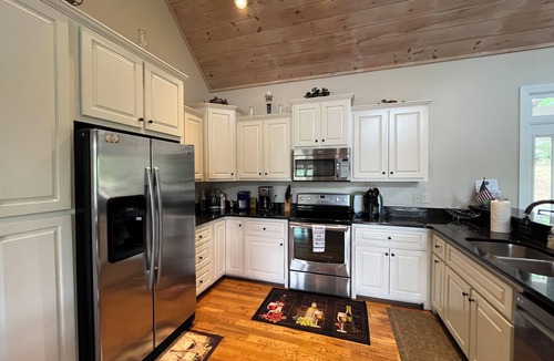 Hiawassee House | Last minute May deal, Beautiful lake front house, pool table and fire pit kayaks