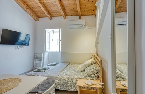 Cove Murtar Hotel | Lasta 25 Lošinj Town Twin Room, Mali Lošinj, Croatia