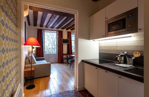 Latin Apartment | LATIN QUARTER, LIVELY, BEAMS. 30–60 days ahead? Ask for a private deal. C1-VAs