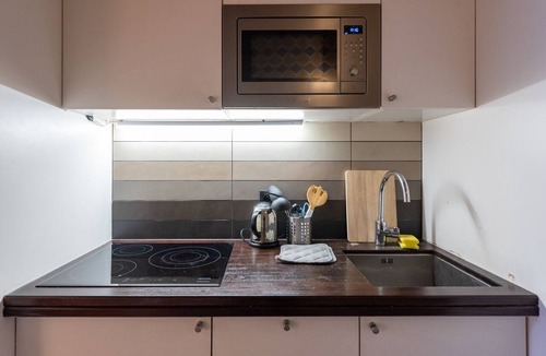 Latin Apartment | LATIN QUARTER, LIVELY, BEAMS. 30–60 days ahead? Ask for a private deal. C1-VAs