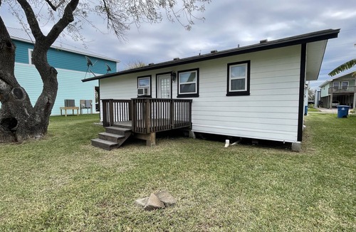 Port O Connor House | Latitude Adjustment! Nice little 3 Br 2 bath. Quiet part of town.