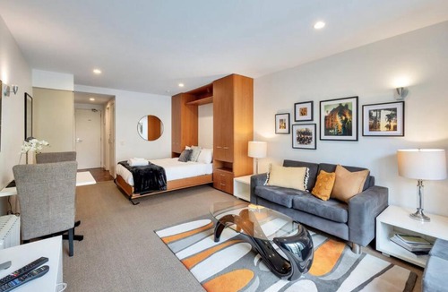 Auckland Central Business District Apartment | Latitude Apt - Viaduct - SkyTower View - Parking