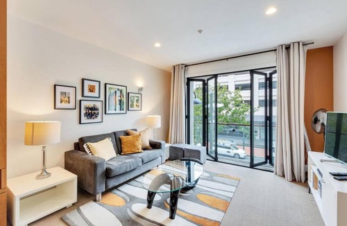 Auckland Central Business District Apartment | Latitude Apt - Viaduct - SkyTower View - Parking