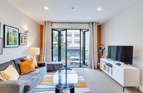 Auckland Central Business District Apartment | Latitude Apt - Viaduct - SkyTower View - Parking