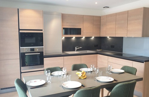 Cessenaz Apartment | Laudon Mountain View