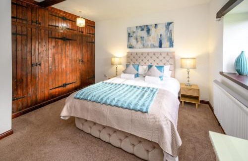 St. Brides Netherwent House | Laurel Cottage by STAE-Homes