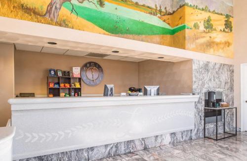 Salinas Hotel | Laurel Inn & Conference Center