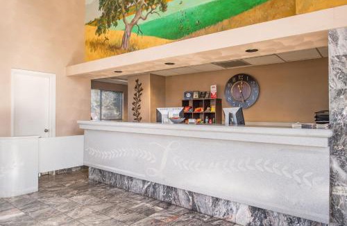 Salinas Hotel | Laurel Inn & Conference Center