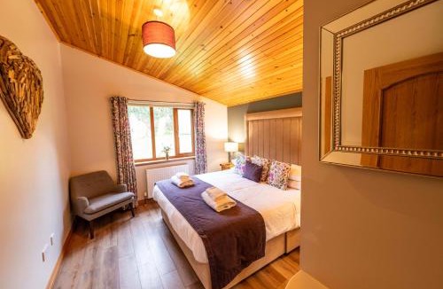 Newton Stewart Ski Chalet | Laurel Lodge 6 with Hot Tub