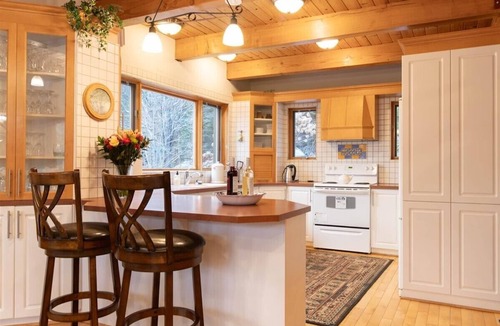 Ivry-sur-le-Lac Ski Chalet | LAURENTIANS WINTER 2026-2027 SUNNY, CHARMING & SPACIOUS 4 BR LAKEFRONT CHALET