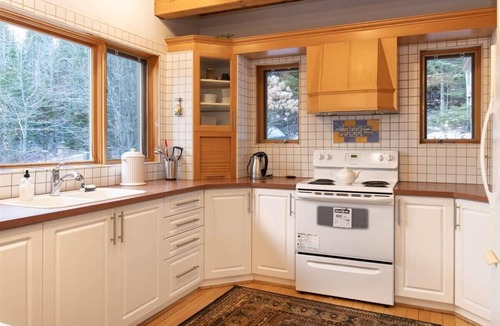 Ivry-sur-le-Lac Ski Chalet | LAURENTIANS WINTER 2026-2027 SUNNY, CHARMING & SPACIOUS 4 BR LAKEFRONT CHALET