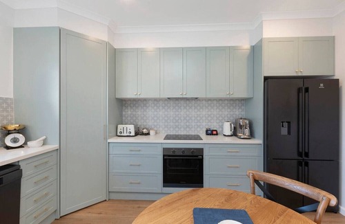 Warrnambool Apartment | Lava House WIFI central heating/cooling CBD