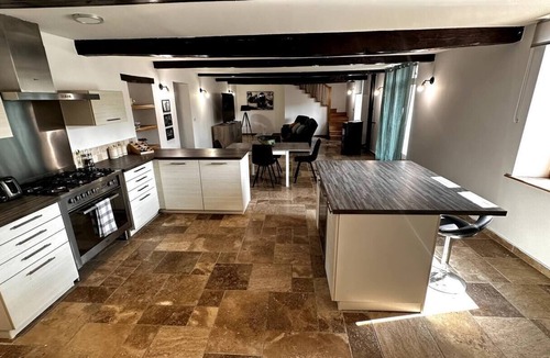 Roumagne Cottage | Lavanda House: Large Gite 7 Pers, Swimming Pool, Leisure & Kitchen Pro.