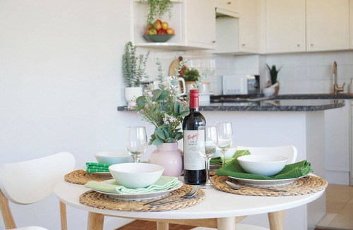 McMahons Point Apartment | Lavender Bay: Harbour & Luna Park Views