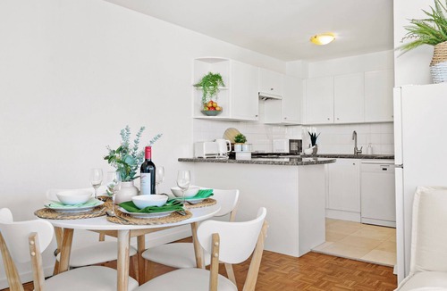 McMahons Point Apartment | Lavender Bay: Harbour & Luna Park Views