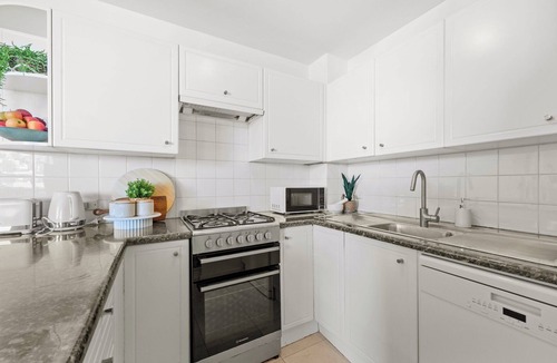 McMahons Point Apartment | Lavender Bay: Harbour & Luna Park Views