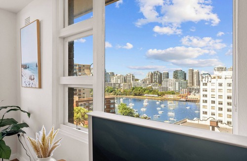 McMahons Point Apartment | Lavender Bay: Harbour & Luna Park Views