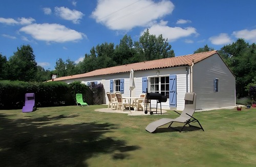 Nalliers House | Lavender Cottage with Pool, Nestled Between Countryside and Sea