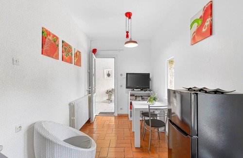 La Robine-sur-Galabre Cottage | Lavender Cottage with Mountain View, Private Terrace, and Wi-Fi