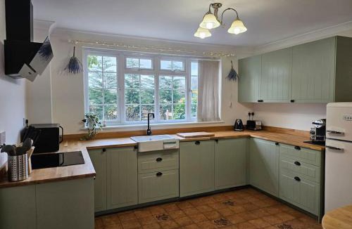 Six Hills House | Lavender Lodge