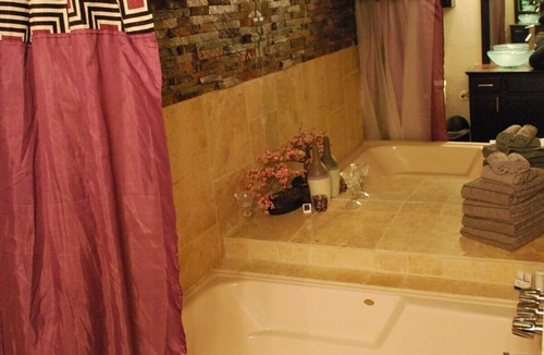 Norman Apartment | Lavender Suite at Whispering Pines Inn