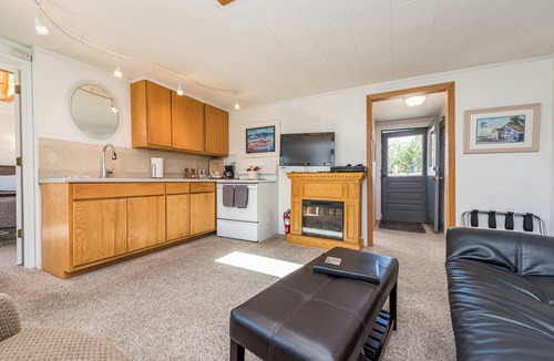 Sequim House | Lavender Suite - King, full kitchen, jetted tub