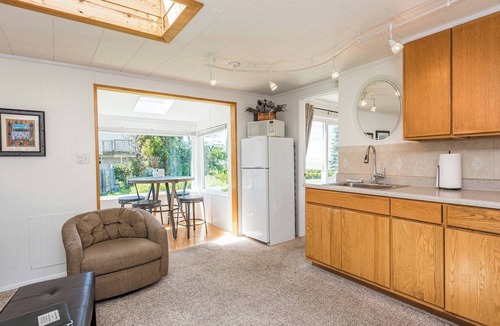 Sequim House | Lavender Suite - King, full kitchen, jetted tub