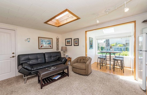 Sequim House | Lavender Suite - King, full kitchen, jetted tub