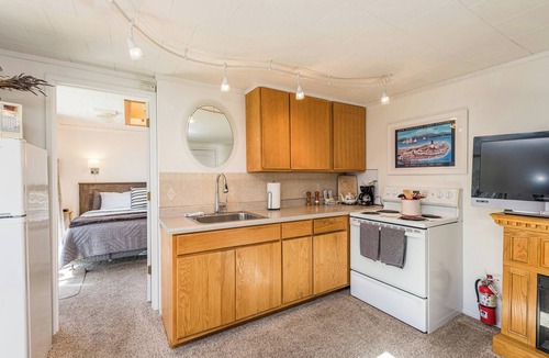 Sequim House | Lavender Suite - King, full kitchen, jetted tub