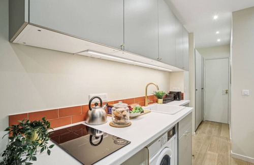 Quartier des Grandes-Carrieres Apartment | Lavie Maison | AC Hot Tub Montmartre