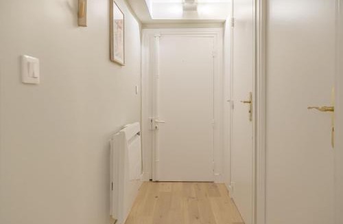 Vivienne Apartment | Lavie Maison Cozy Flat in Parisian Passage
