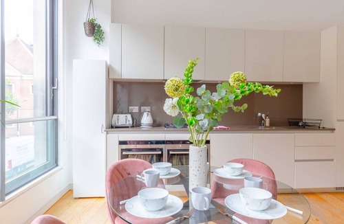 South Bank Apartment | Lavish 2BD Flat by the River Thames
