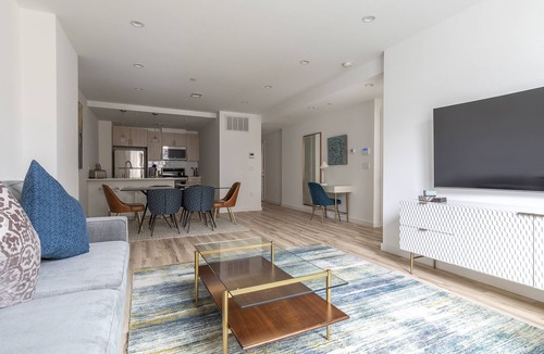 Hoboken Apartment | Lavish 3BR Retreat w Private Rooftop Deck Near NYC