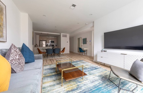 Hoboken Apartment | Lavish 3BR Retreat w Private Rooftop Deck Near NYC