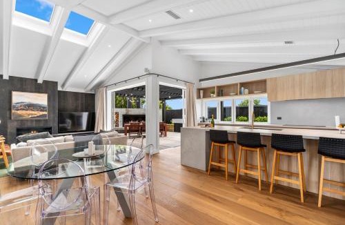 Hilltop House | Lavish at the Lake