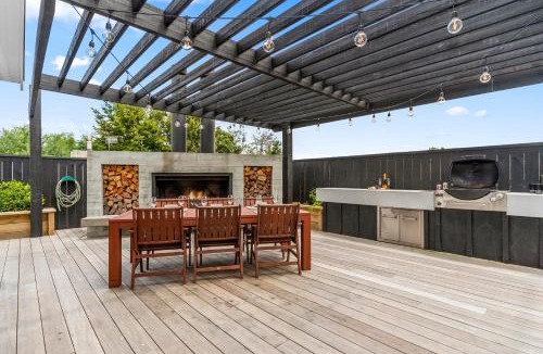 Hilltop House | Lavish at the Lake