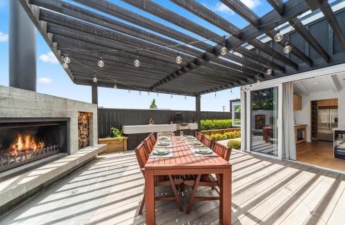 Hilltop House | Lavish at the Lake