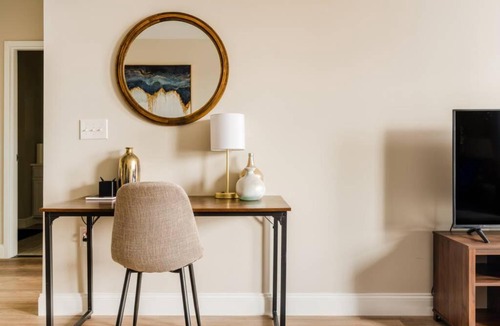 Newark Apartment | Lavish City View Apt - Mins to DT / Free Parking