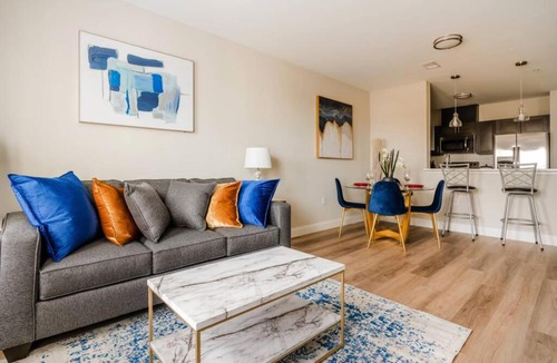 Newark Apartment | Lavish City View Apt - Mins to DT / Free Parking