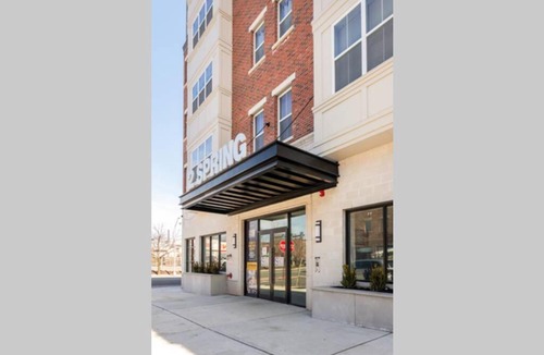 Newark Apartment | Lavish City View Apt - Mins to DT / Free Parking