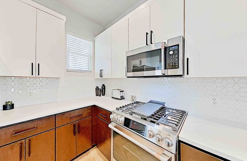 Foster Heights Condo | Lavish eastside retreat with private rooftop deck near dining & entertainment