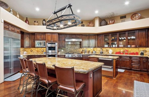 Cactus Acres House | Lavish Estate w/THREE Sport Courts & Home Theater