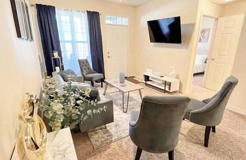 Shreveport House | Lavish Executive APT w WiFi, & Washer/Dryer
