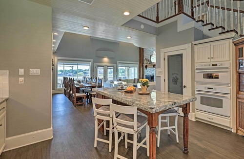 Granbury House | Lavish Lake House, Near Vineyards + Marinas!