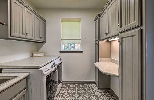 Granbury House | Lavish Lake House, Near Vineyards + Marinas!